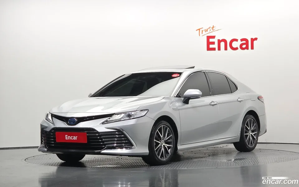 Toyota Camry 2.5 XLE 2023 — photo 1, buy with delivery to Moscow
