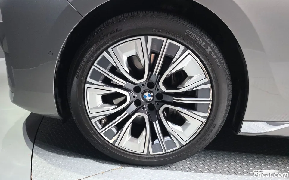 BMW 7 Series 740i sDrive 2023 — thumbnail 2