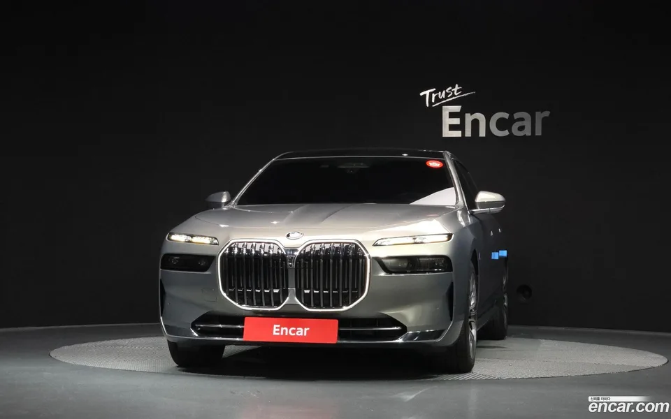 BMW 7 Series 740i sDrive 2023 — thumbnail 3