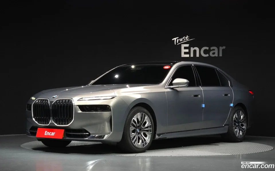 BMW 7 Series 740i sDrive 2023 — photo 1, buy with delivery to Moscow