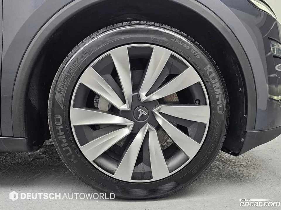 Tesla Model Y AWD 2025 — thumbnail 2