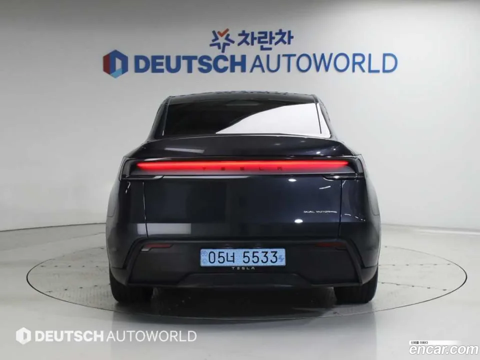 Tesla Model Y AWD 2025 — thumbnail 4