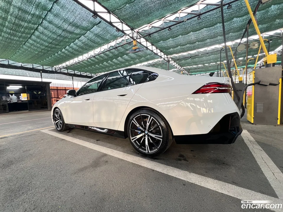 BMW 5 Series 530i xDrive M 2024 — thumbnail 2