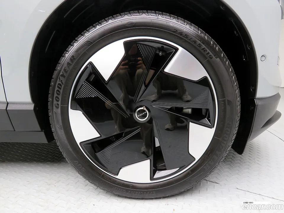 Volvo EX30 2025 — thumbnail 2