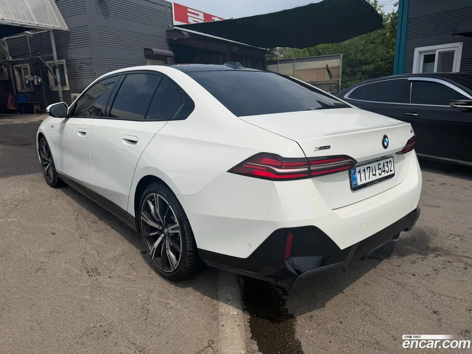 BMW 5 Series 530i xDrive M 2025 — thumbnail 2