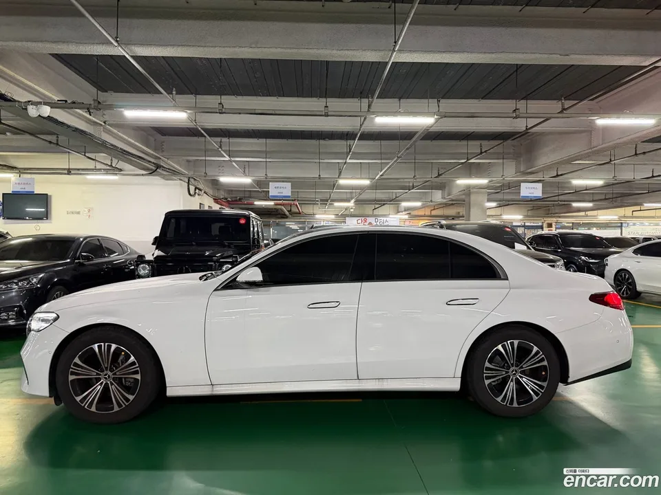 Mercedes-Benz E-Class E200 2025 — thumbnail 2