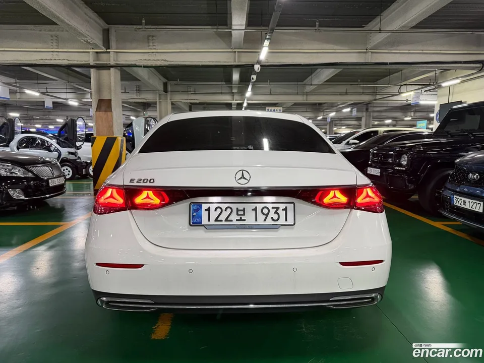 Mercedes-Benz E-Class E200 2025 — thumbnail 4