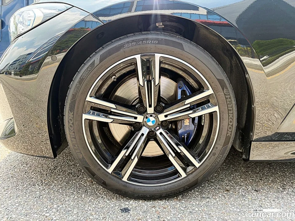 BMW 3 Series 320i M 2023 — thumbnail 2
