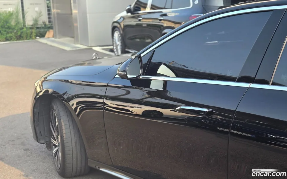 Mercedes-Benz E-Class E300 4MATIC 2024 — thumbnail 2