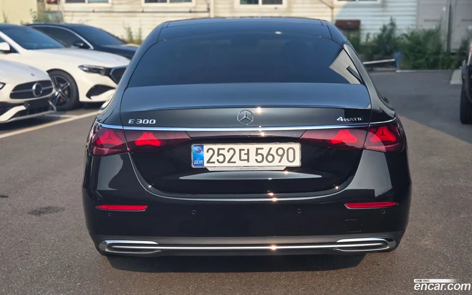 Mercedes-Benz E-Class E300 4MATIC 2024 — thumbnail 3