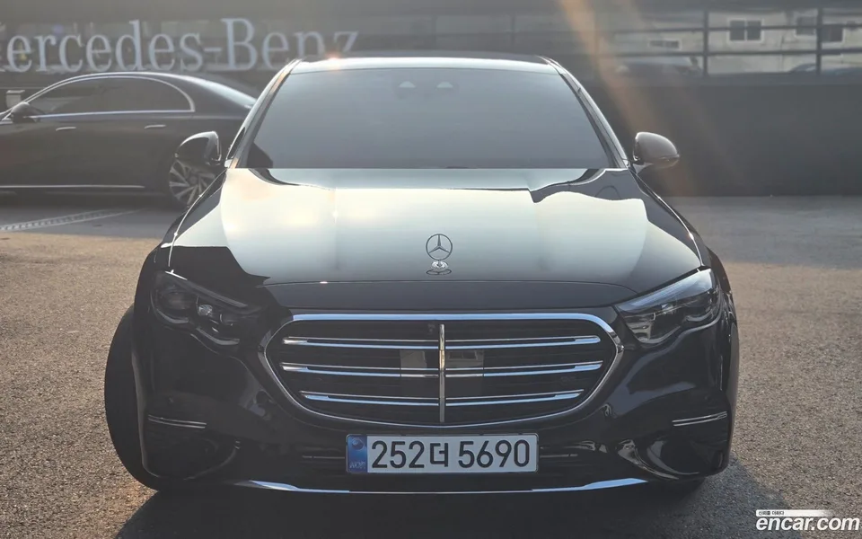 Mercedes-Benz E-Class E300 4MATIC 2024 — thumbnail 4