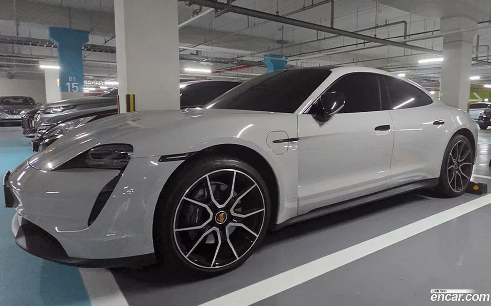 Porsche Taycan 2023 — thumbnail 3