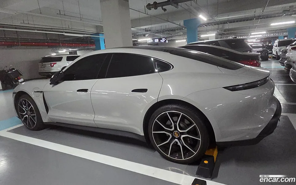 Porsche Taycan 2023 — thumbnail 4