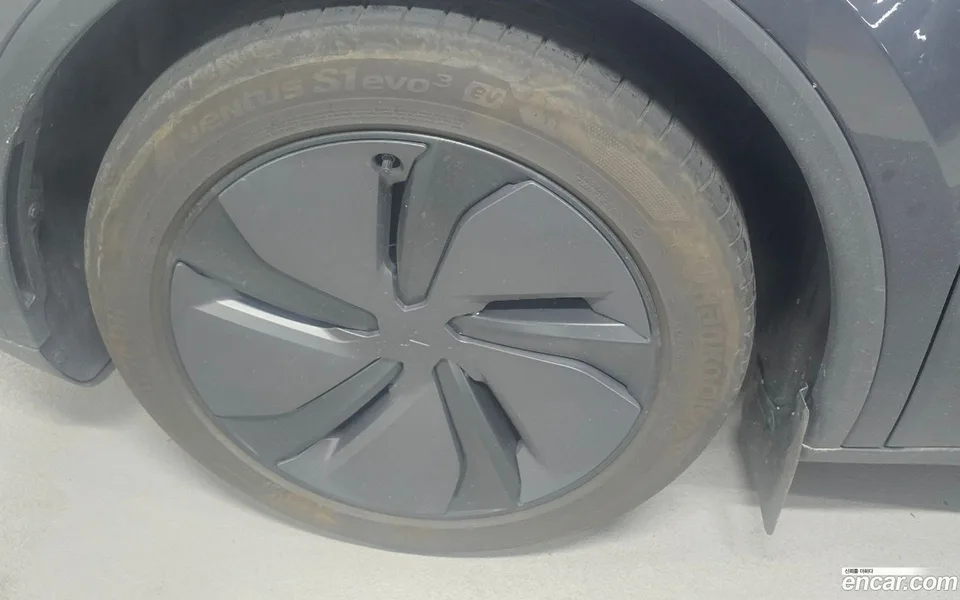 Tesla Model Y AWD 2025 — thumbnail 2