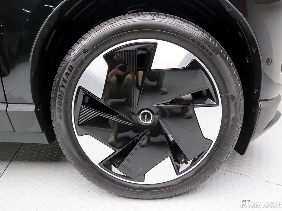 Volvo EX30 2025 — thumbnail 2