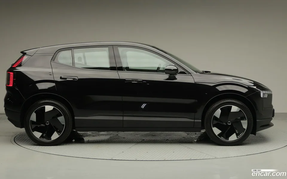 Volvo EX30 2025 — thumbnail 3