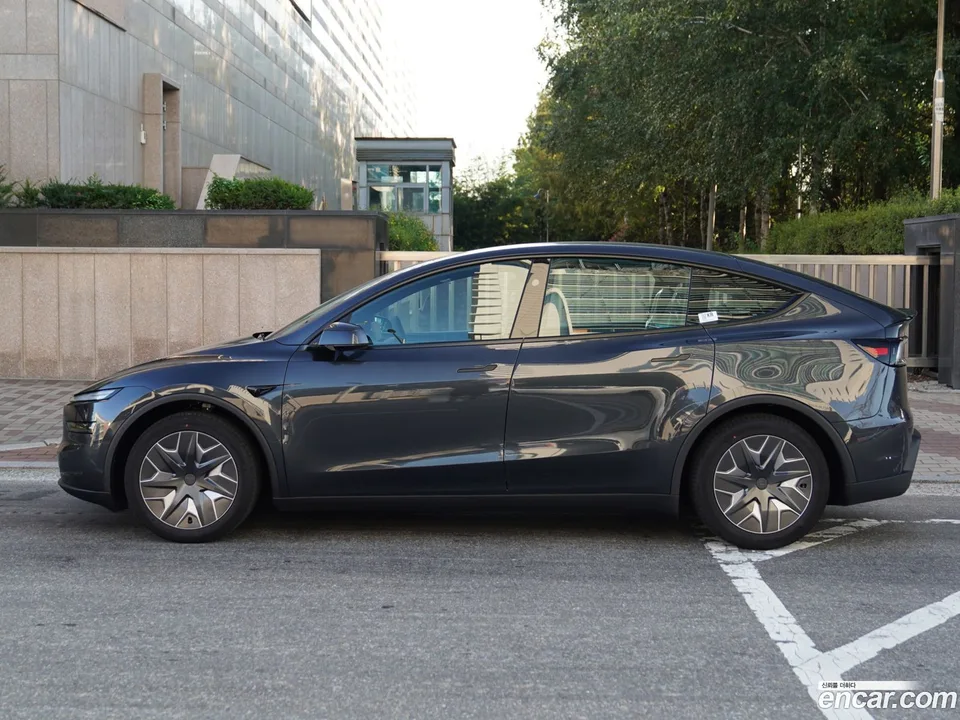 Tesla Model Y L AWD 2026 — thumbnail 2