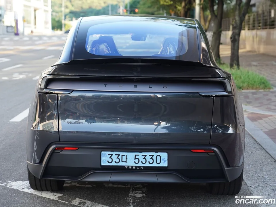 Tesla Model Y L AWD 2026 — thumbnail 4