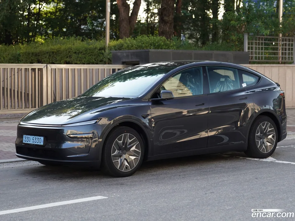 Tesla Model Y L AWD 2026 — photo 1, buy with delivery to Moscow