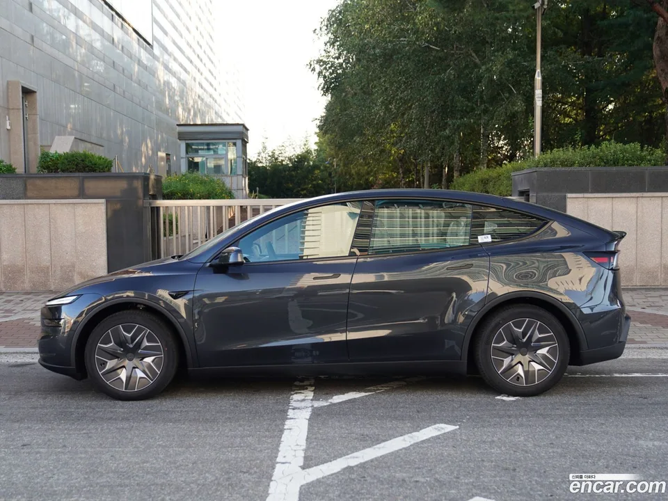 Tesla Model Y L AWD 2026 — thumbnail 2