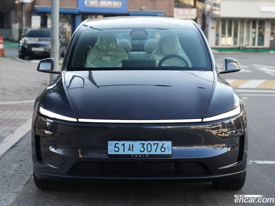 Tesla Model Y L AWD 2026 — thumbnail 3