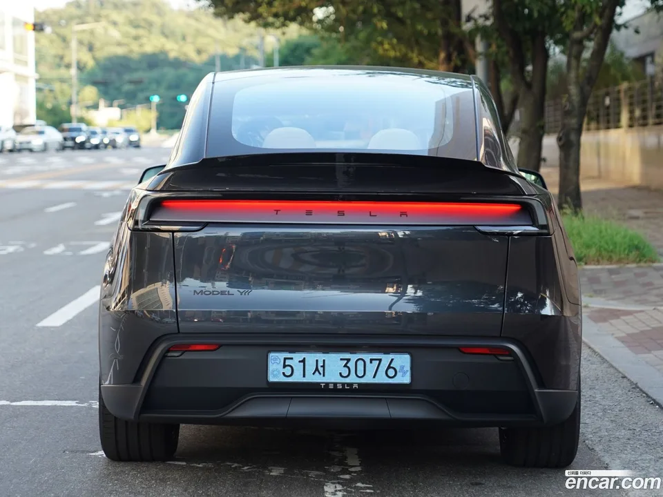 Tesla Model Y L AWD 2026 — thumbnail 4