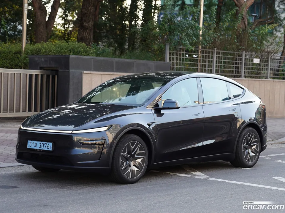 Tesla Model Y L AWD 2026 — photo 1, buy with delivery to Moscow