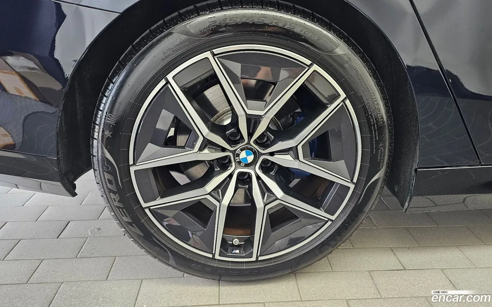 BMW 5 Series 523d M 2025 — thumbnail 2