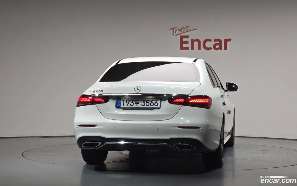 Mercedes-Benz E-Class E250 AMG Line 2023 — thumbnail 4