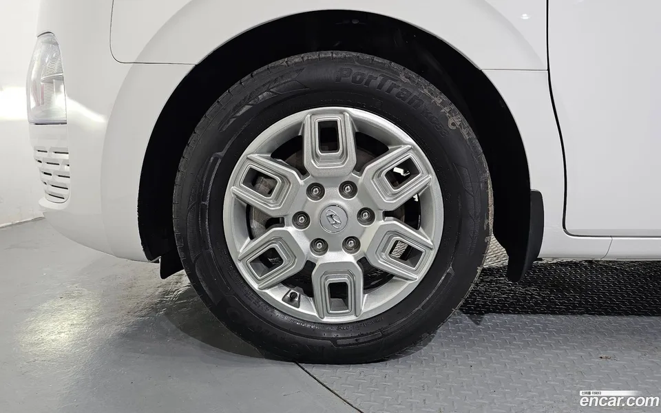 Hyundai Staria L3.5 5 2023 — thumbnail 2