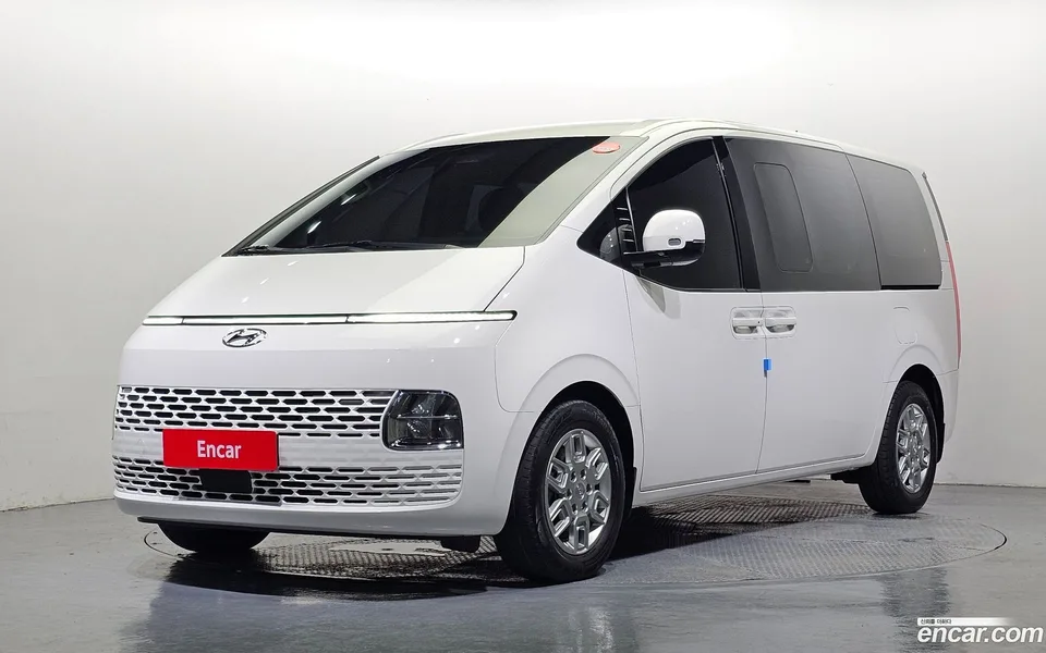 Hyundai Staria L3.5 5 2023 — photo 1, buy with delivery to Moscow