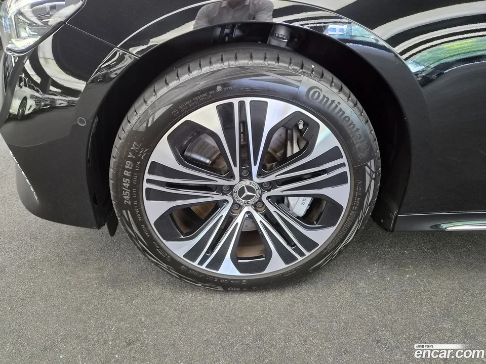Mercedes-Benz E-Class E350e 4MATIC 2025 — thumbnail 2