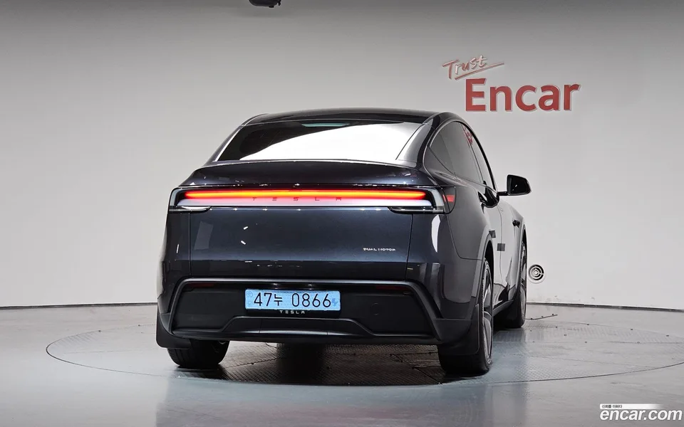 Tesla Model Y AWD 2025 — thumbnail 4