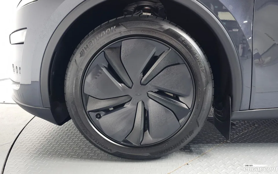 Tesla Model Y AWD 2025 — thumbnail 5