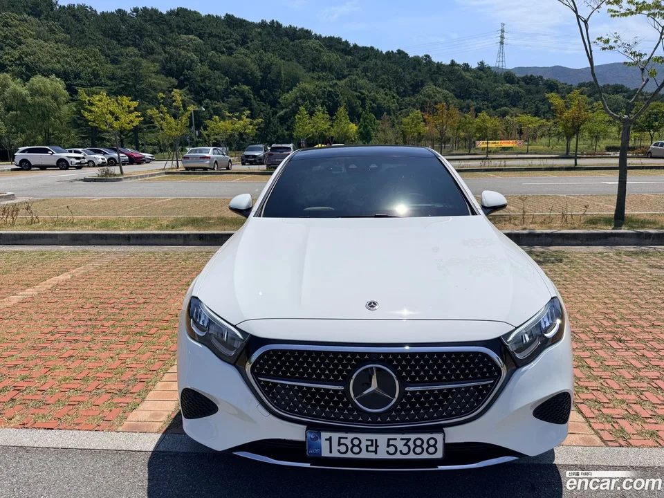 Mercedes-Benz E-Class E200 2025 — thumbnail 3