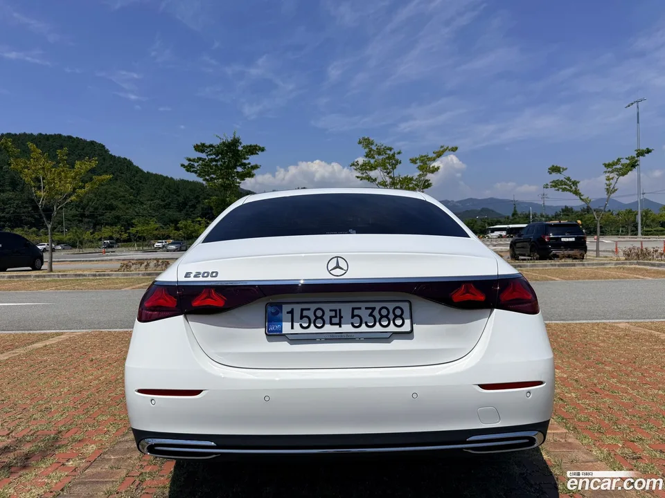 Mercedes-Benz E-Class E200 2025 — thumbnail 4