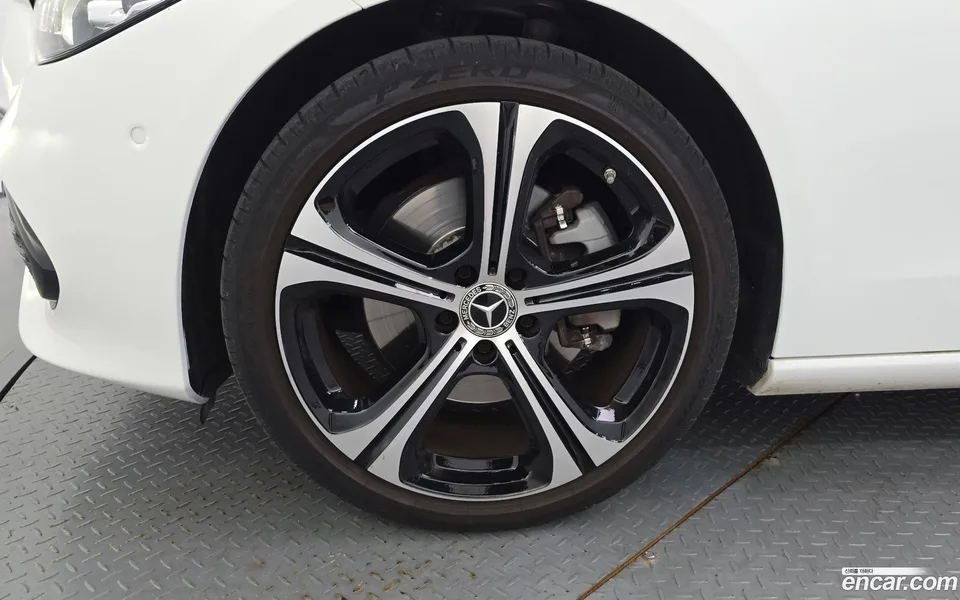 Mercedes-Benz C-Class C300 4MATIC 2023 — thumbnail 2