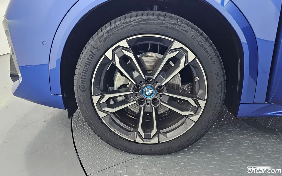 BMW iX2 eDrive 20 M 2024 — thumbnail 2