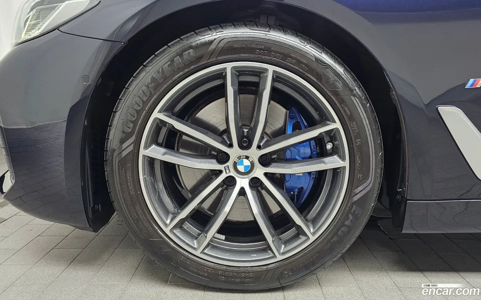 BMW 5 Series 520i M 2023 — thumbnail 2