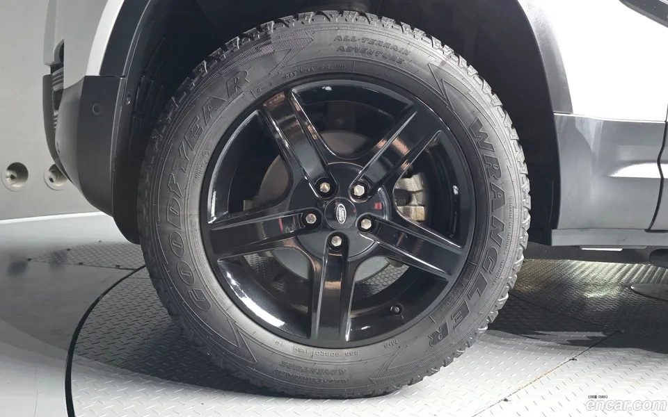 Land Rover Defender 110 D250 SE 2023 — thumbnail 2