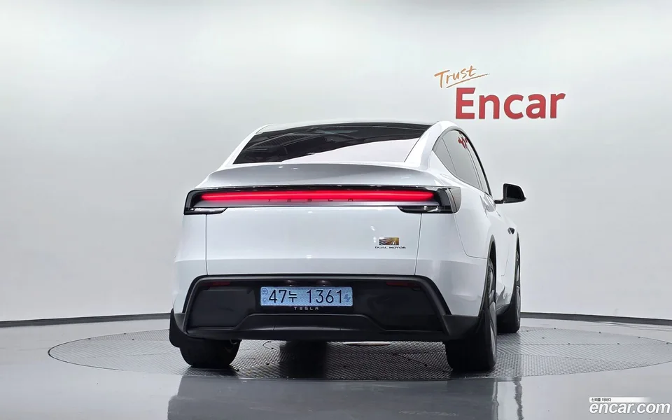 Tesla Model Y AWD 2025 — thumbnail 4