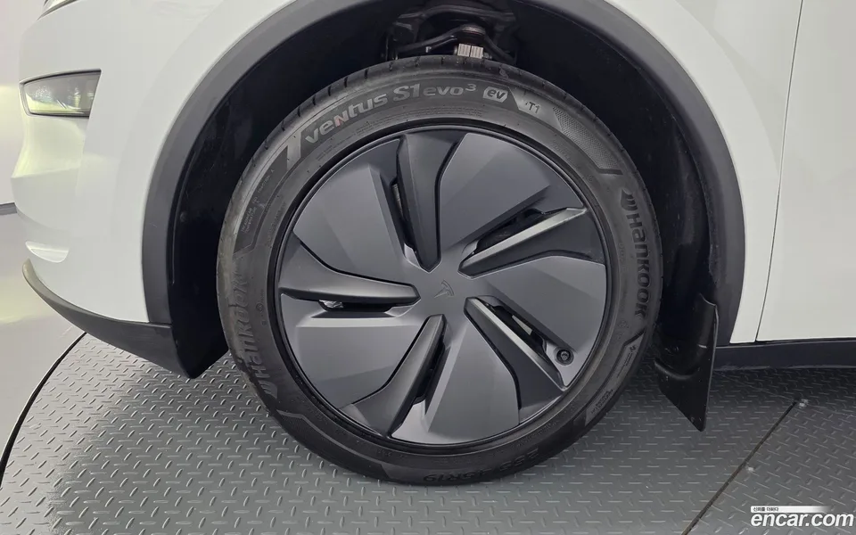 Tesla Model Y AWD 2025 — thumbnail 5