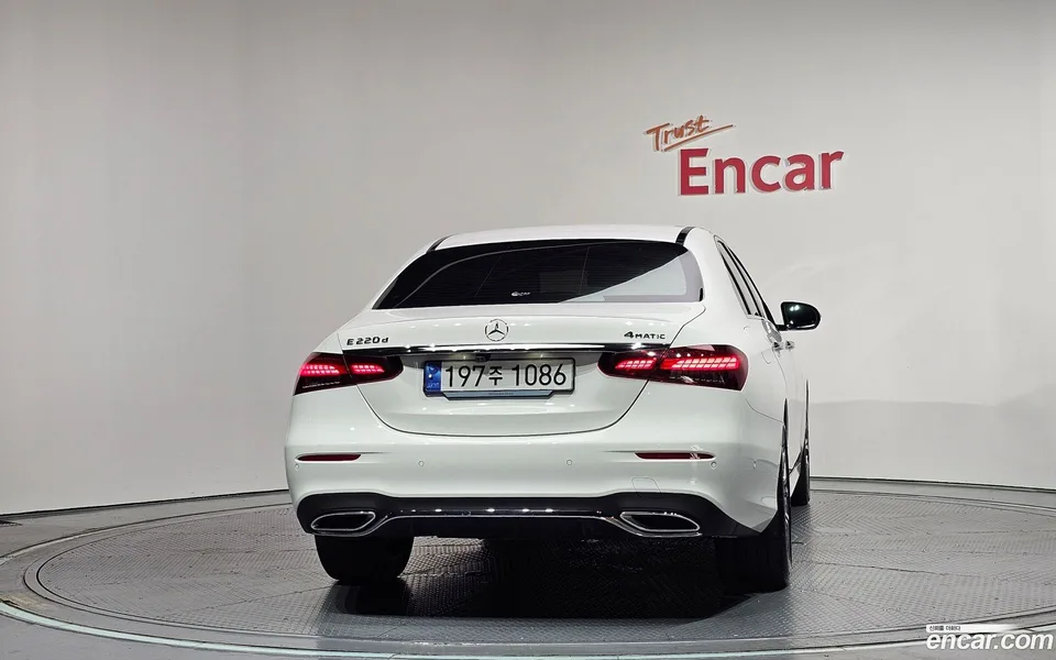 Mercedes-Benz E-Class E220d 4MATIC AMG Line 2023 — thumbnail 4