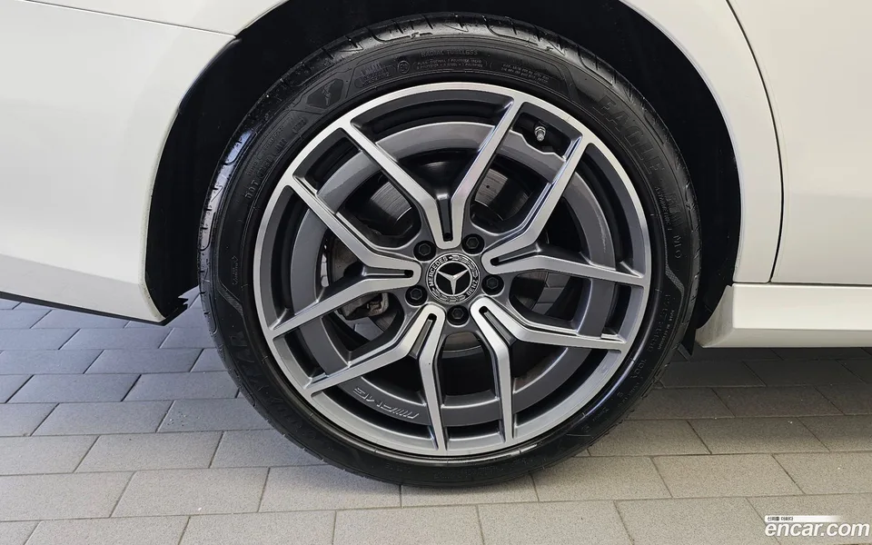Mercedes-Benz E-Class E220d 4MATIC AMG Line 2023 — thumbnail 5