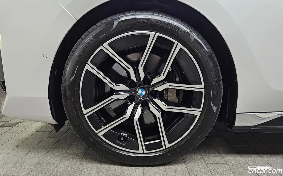 BMW i7 xDrive 60 M 2023 — thumbnail 2