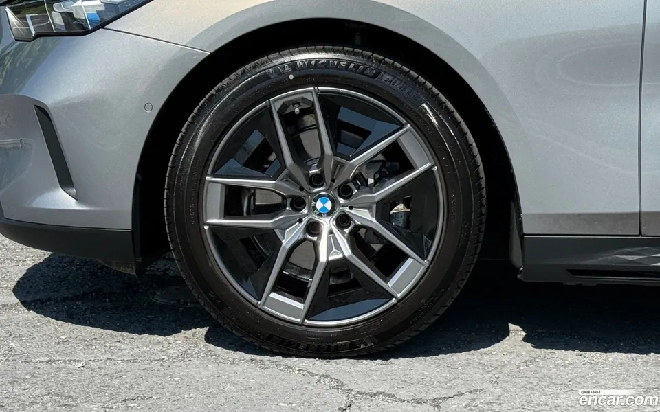 BMW 5 Series 523d 2025 — thumbnail 2