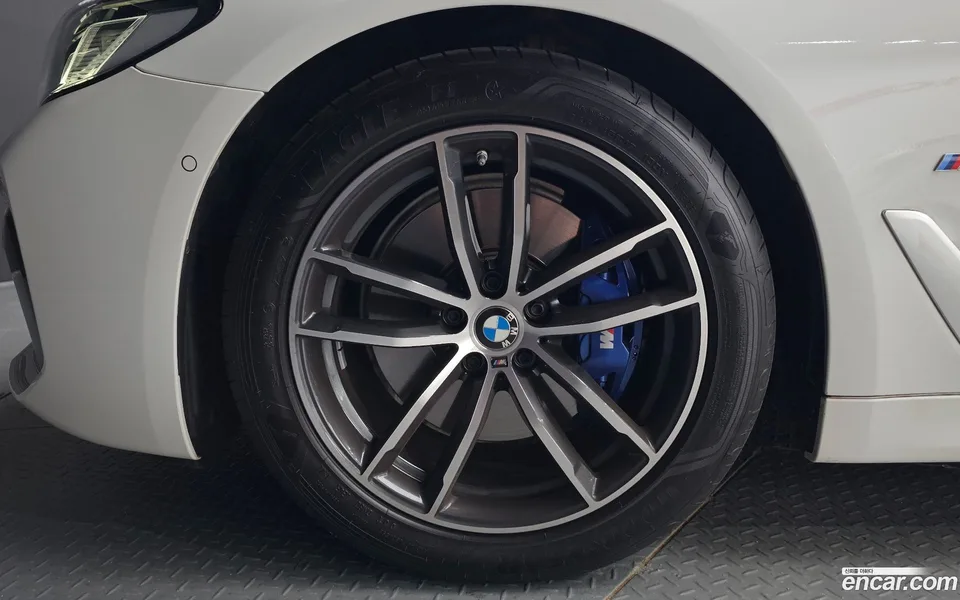 BMW 5 Series 520i M 2023 — thumbnail 2