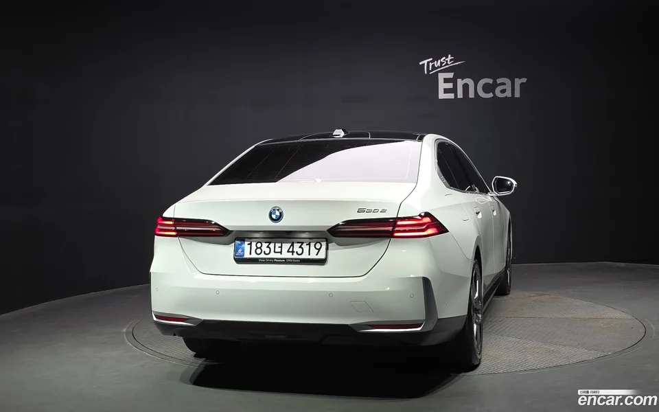 BMW 5 Series 530e 2025 — thumbnail 4
