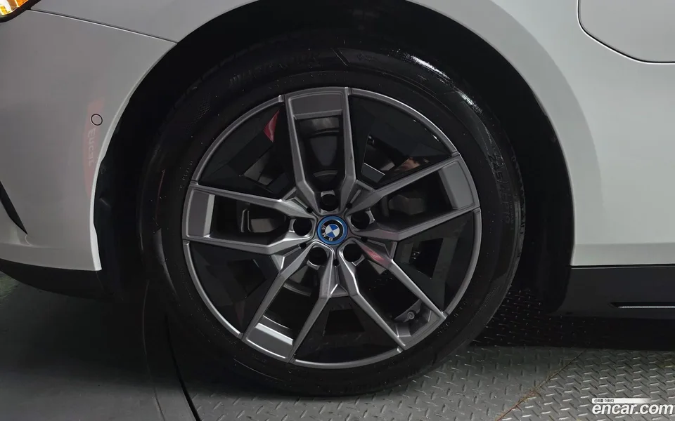BMW 5 Series 530e 2025 — thumbnail 5