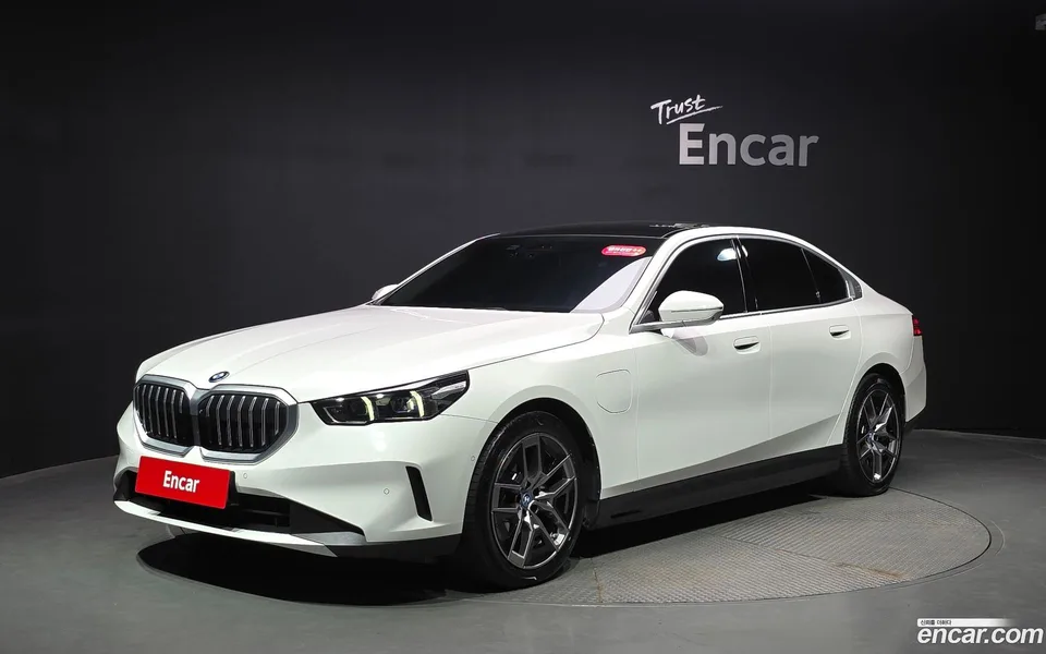 BMW 5 Series 530e 2025 — photo 1, buy with delivery to Moscow